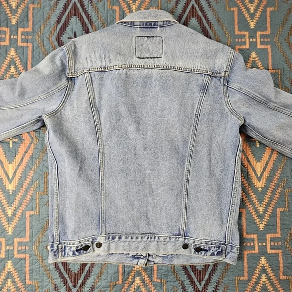 Get Ripped Levi's Denim Jacket - Picture 3 of 5